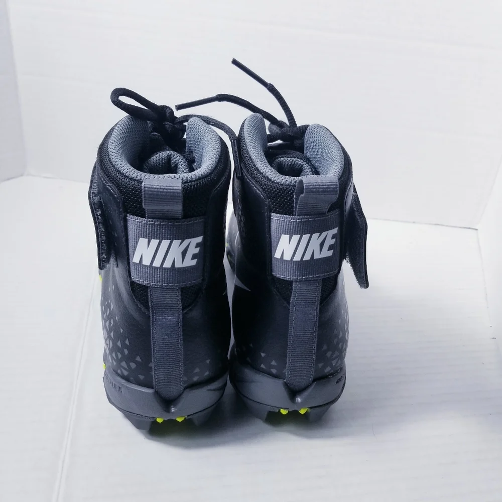 NIKE BLACK AND WHITE WITH NEON YELLOW YOUTH CLEATS SIZE 6Y